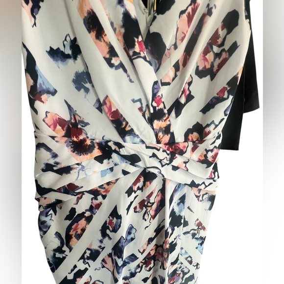 Floral Print Sleeveless Dress - Picture 3 of 6